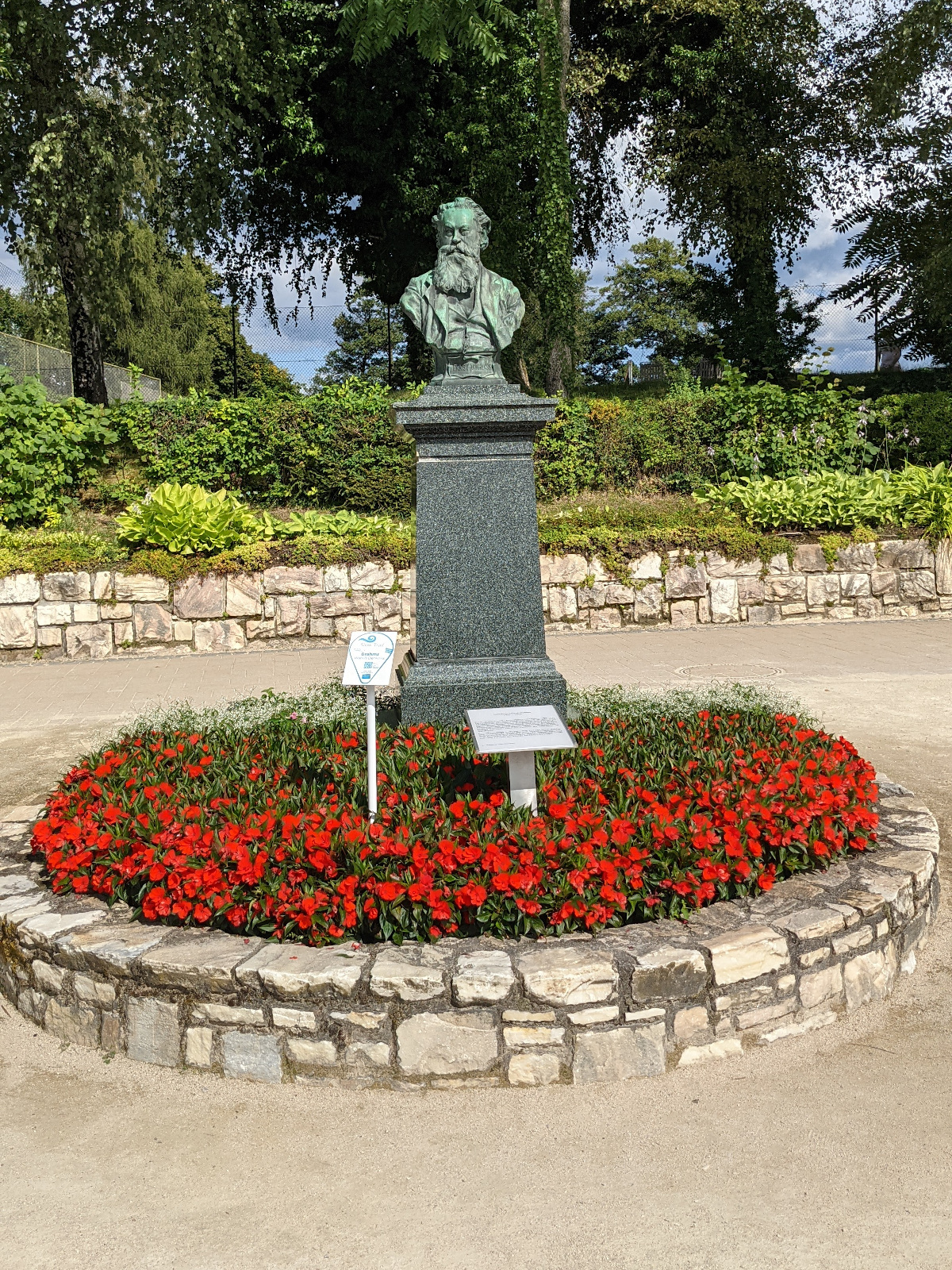 Ernst Wahliß memorial