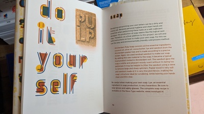 An open book is photographed which shows text on the right side and letters with contours on the left