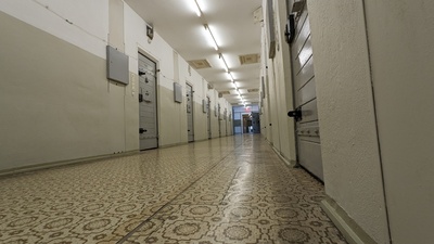 Another hallway but the prison cells are connected by cables and furthermore food can be passed through a horizontal small window